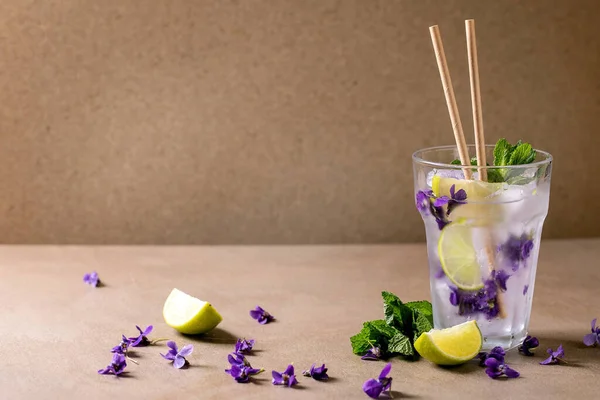 Copo Transparente Coquetel Refrigerante Limonada Com Hortelã Gelo Flor Violetas — Fotografia de Stock
