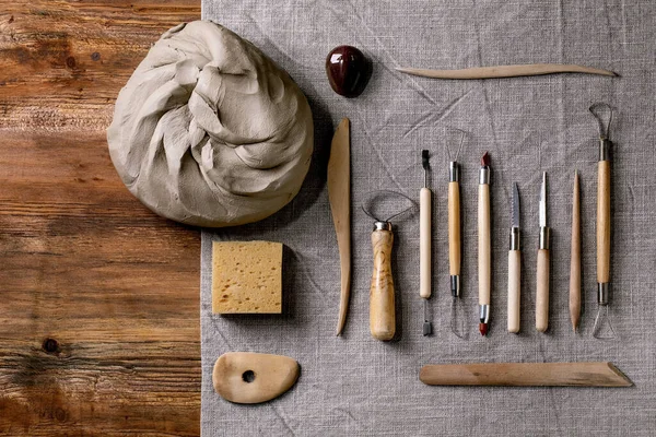 Set Für Töpferhobby Stück Rohe Graue Tonerde Und Werkzeug Aus — Stockfoto