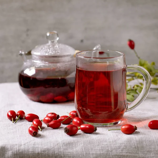 Taza Transparente Bayas Rosa Mosqueta Hierbas Tetera Vidrio Pie Sobre — Foto de Stock