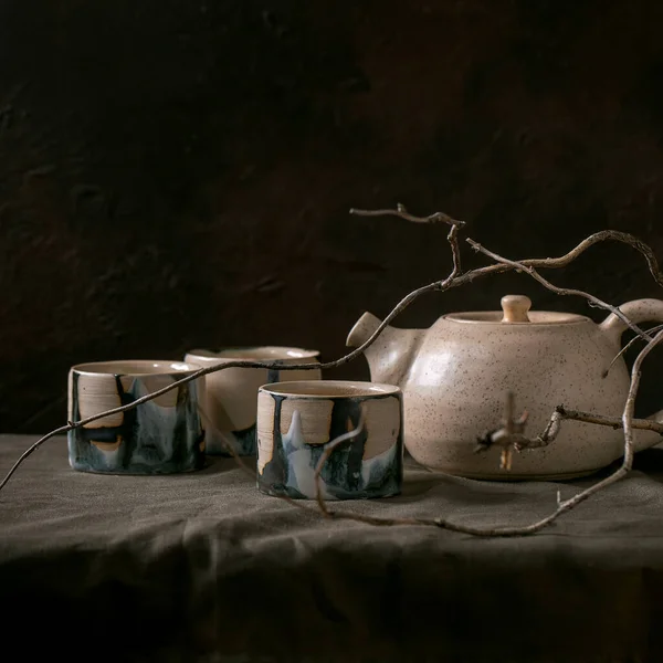 Виготовлений Вручну Білий Плямистий Керамічний Чайник Чашкою Гарячого Зеленого Чаю — стокове фото