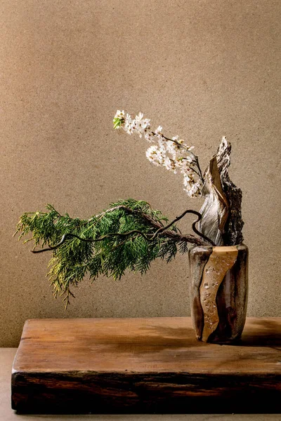 Bela Primavera Ikebana Arranjo Floral Com Flores Brancas Florescendo Primavera — Fotografia de Stock