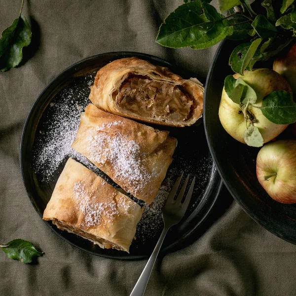 Zelfgemaakte Gesneden Traditionele Appeltaart Zwarte Keramische Plaat Geserveerd Met Rijpe — Stockfoto