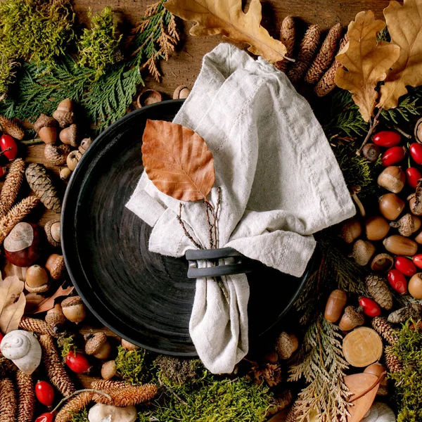 Leere Schwarze Keramikteller Mit Stoffserviette Über Herbstlichem Waldhintergrund Herbstblätter Moos — Stockfoto