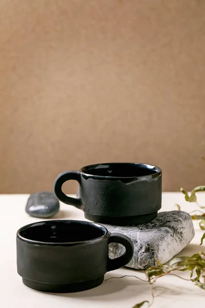 Set Empty Black Mate Texture Craft Ceramic Cups Stones Standing — Stok fotoğraf