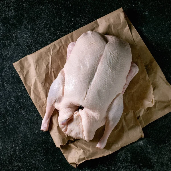 Rohe Organische Ungekochte Junge Ente Auf Zerknülltem Papier Vor Schwarzem — Stockfoto