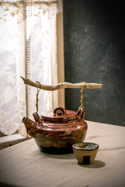 Rzemieślnicze Ręcznie Wykonany Czajnik Ceramiczny Drewnianą Rączką Filiżanką Ceremonii Herbaty Obrazek Stockowy