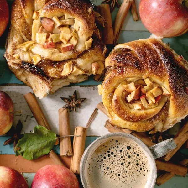 甜苹果粘肉桂卷面包与咖啡杯 园艺苹果和肉桂棒在木制彩色托盘 家舒适的早餐 平躺在床上正方形图像 — 图库照片
