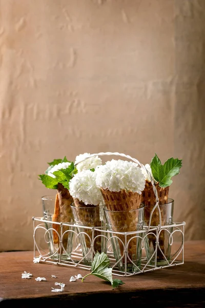 Cones Waffle Doce Caseiro Com Flores Brancas Folhas Verdes Copos — Fotografia de Stock