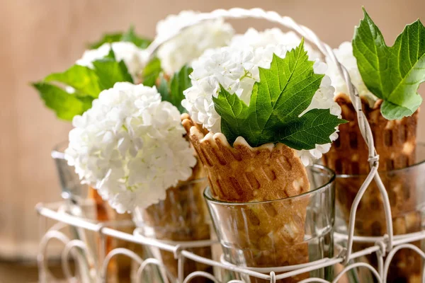 Conos Caseros Gofres Dulces Con Flores Blancas Hojas Verdes Pie — Foto de Stock