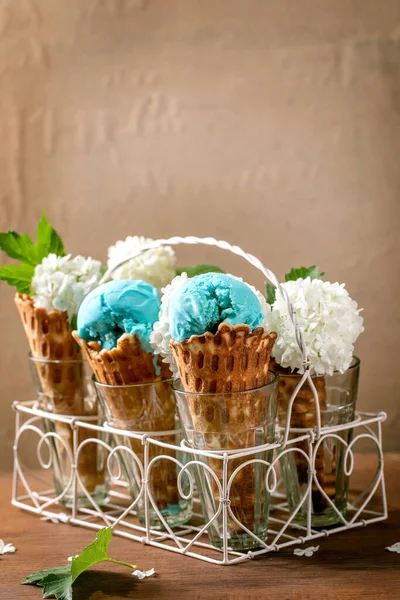 Sorvete Turquesa Com Flores Brancas Cones Waffle Copos Transparentes Sobre — Fotografia de Stock