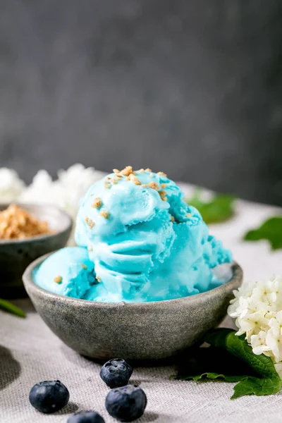 Helado Casero Turquesa Tazón Cerámica Arándanos Flores Blancas Alrededor Mantel Imagen de archivo