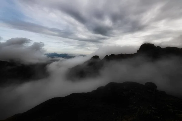 Paisagem Montanha Noite Com Jogo Nuvens Entre Picos — Fotografia de Stock