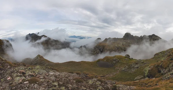 Alpenpanorama Mit Wolken Den Tälern — Stockfoto