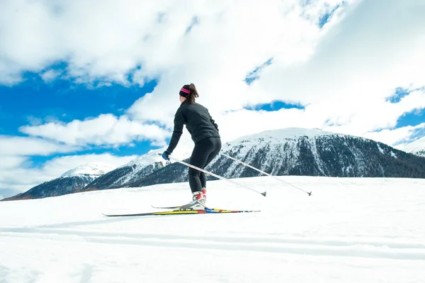Una Joven Practicando Esquí Nórdico — Foto de Stock
