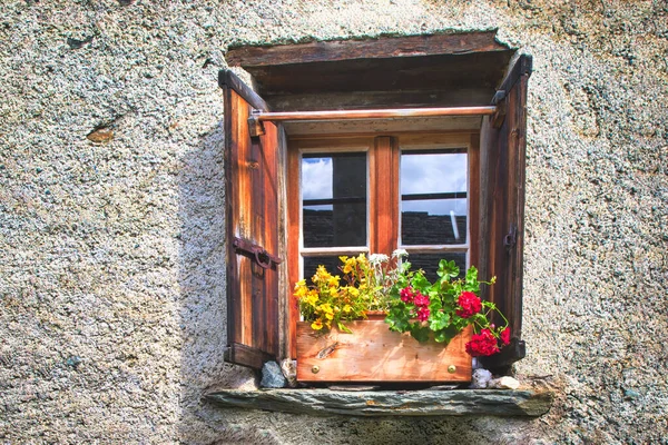 Finestra Tipica Delle Alpi Svizzere Con Fiori — Foto Stock