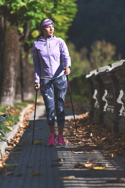 Una Mujer Relaja Practicando Caminata Nórdica Después Una Intensa Jornada — Foto de Stock