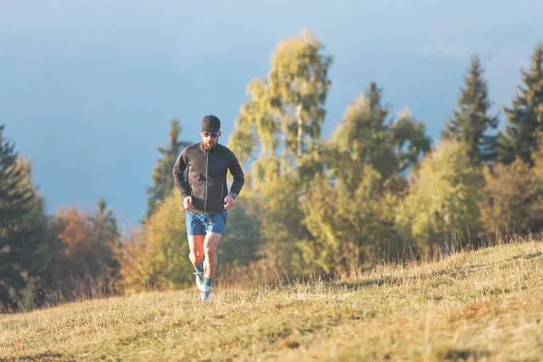 Hombre Corre Por Prado Montañoso Autum — Foto de Stock