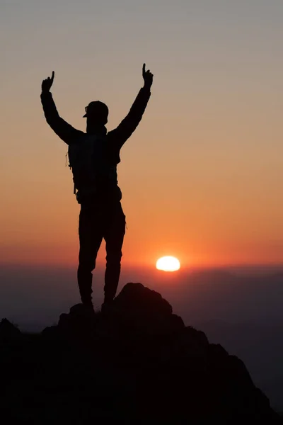 Alpinista Conquista Vetta Tramonto Nelle Silhouette — Foto Stock