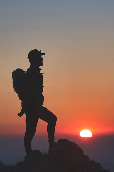 Mann Silhouetten Auf Einem Berg Bei Sonnenuntergang — Stockfoto