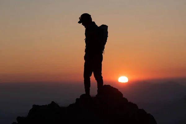 Ειδυλλιακό Ηλιοβασίλεμα Ένα Ορειβάτη Iin Σιλουέτες Κορυφή — Φωτογραφία Αρχείου