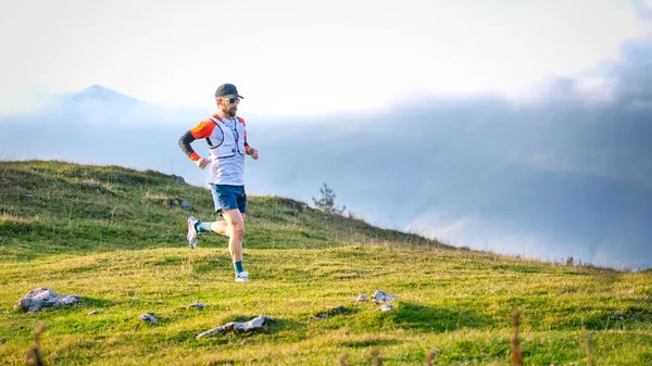 Man Mountain Runner Trains Meadows — Stock Photo, Image