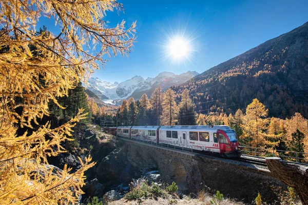 Toeristische Trein Zwitserse Alpen Passeert Herfst Bergen Met Gletsjers Bossen — Stockfoto