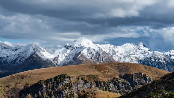 Alplerdeki Yüksek Dağlarda Ilk Kar Yağışı Orobie Bergamo Talya — Stok fotoğraf