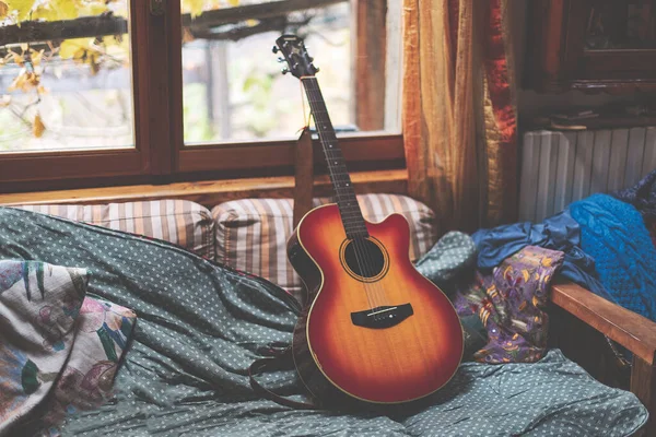 Guitarra Acústica Descansando Sofá Depois Ser Tocada — Fotografia de Stock