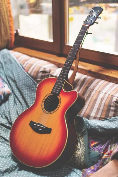 Guitarra Acústica Descansando Sofá Depois Ser Tocada — Fotografia de Stock