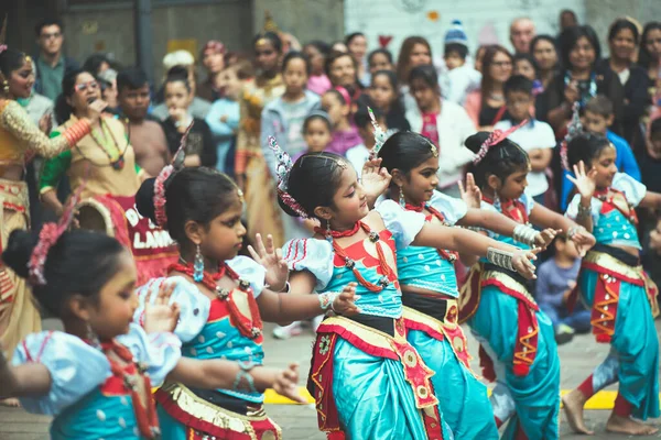 Milan Talya Eylül 201I Sri Lankalı Kızlar Sokakta Dans Gösterisi — Stok fotoğraf