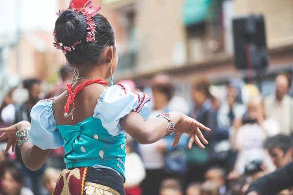 2015 밀라노 이탈리아 Sri Lankan Girl Dance Show Street — 스톡 사진