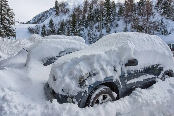 Auta Pokrytá Spoustou Sněhu Silných Srážkách — Stock fotografie