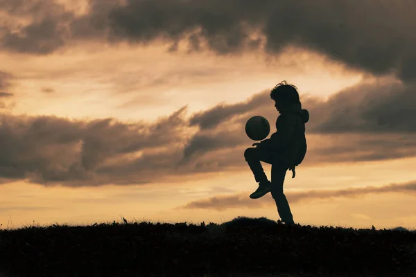 Niño Silueta Dribla Juega Con Pelota Fútbol — Foto de Stock