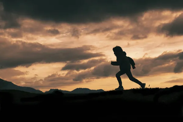 Niño Silueta Mientras Corre Prado — Foto de Stock