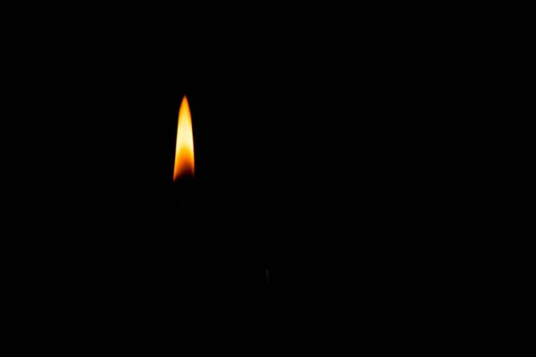 黒の背景にろうそくの炎のクローズアップ — ストック写真