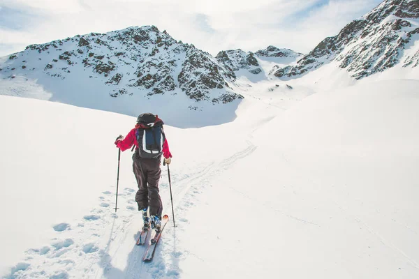 Een Persoon Volgt Piste Van Ski Bergbeklimming Alpen — Stockfoto