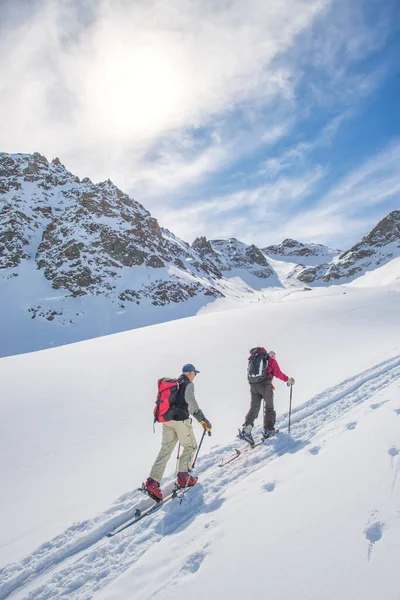 Sporty Friends Ski Mountaineering Track Uphill – stockfoto