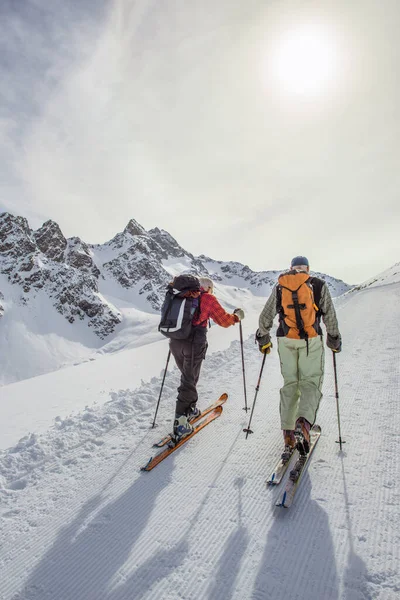 Paar Gepensioneerde Sportieve Vrienden Gaan Skiën — Stockfoto