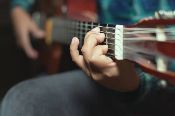 Detalhe Mão Esquerda Uma Criança Com Acorde Guitarra Clássica — Fotografia de Stock