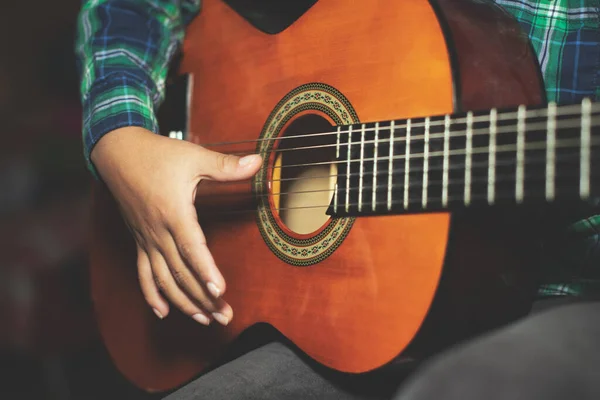 Uma Criança Toca Guitarra Clássica Detalhe Nos Dedos Mão Esquerda — Fotografia de Stock