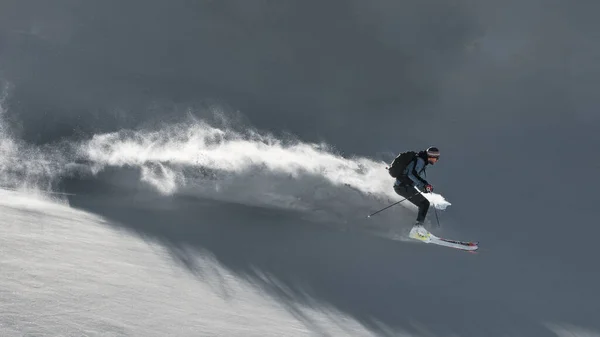 Esquiador Pista Nieve Fresca Deja Rastro Nieve —  Fotos de Stock