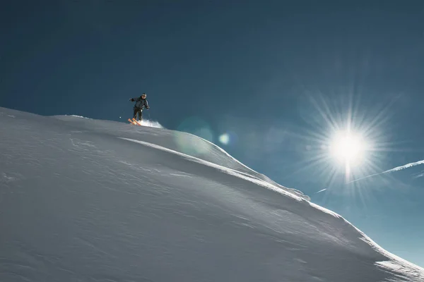 極端なスキーヤーの男は新鮮な雪の斜面に取り組む — ストック写真