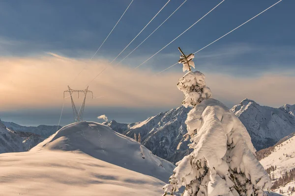 Hochspannungsmasten Auf Schneebedeckten Bergen Übertragen Strom — Stockfoto