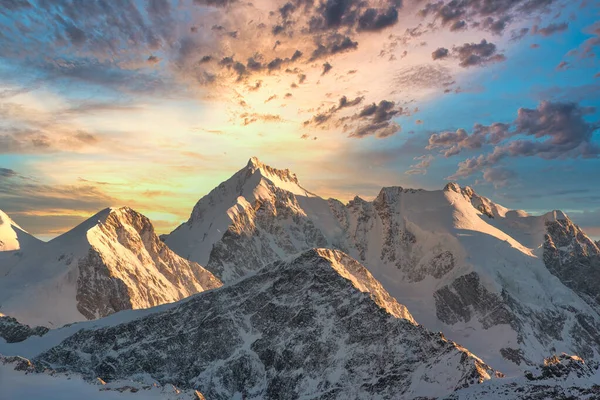 Paisaje Invernal Alta Montaña Los Alpes Suizos Con Cielo Modificado —  Fotos de Stock