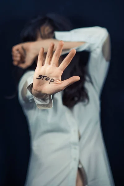 Mujer Cubre Cara Con Mano Con Señal Stop Para Abuso — Foto de Stock