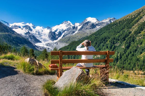 Een Oudere Toerist Observeert Bergen Met Een Telescoop Vanaf Een — Stockfoto