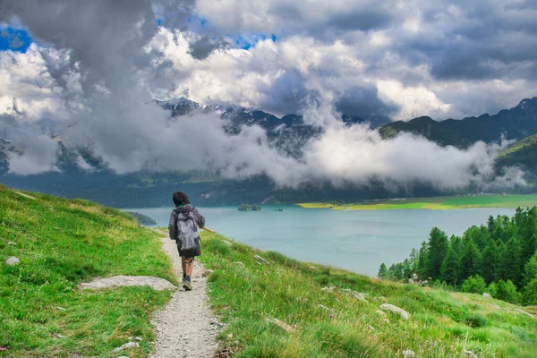 Bir Çocuk Dağ Yolunda Yürür Alp Göletinin Yanında — Stok fotoğraf