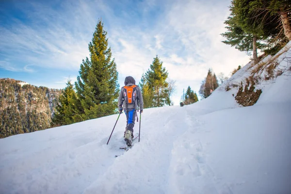 Ein Kind Mit Skitouren Bergauf Auf Einer Verschneiten Straße — Stockfoto
