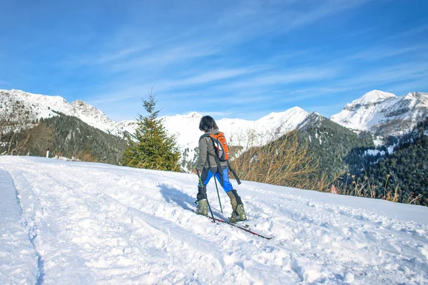 Sporty Barn Klatrer Den Snødekte Veien Med Ski Selskinn Våren – stockfoto