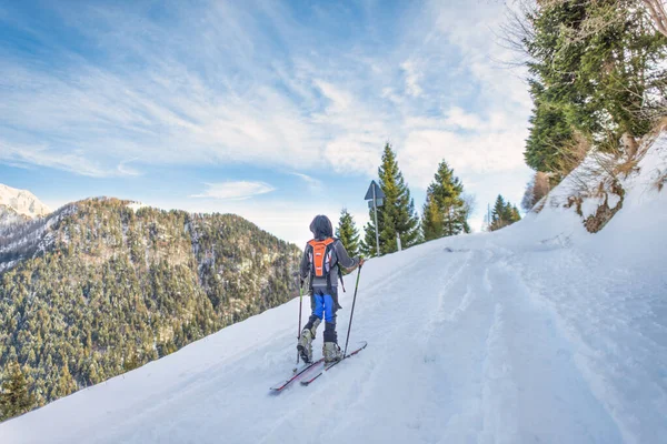 Ein Kind Mit Seehundfell Unter Den Skiern Frühling — Stockfoto